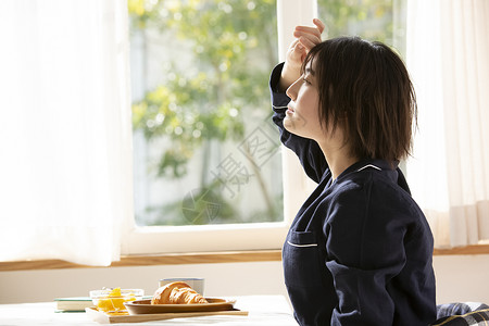 居家独自用餐的青年女子图片