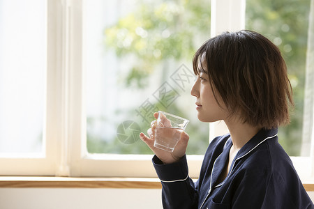 喝水的青年女子图片