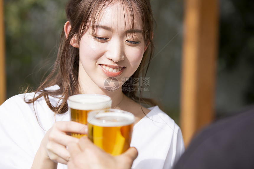喝啤酒的年轻夫妇图片