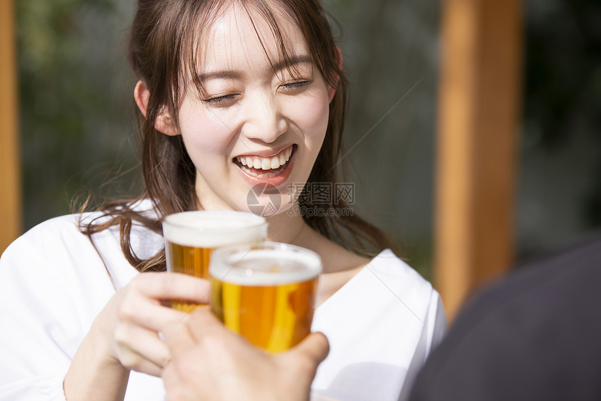 户外喝啤酒的夫妇图片