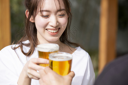 户外喝啤酒的夫妇图片