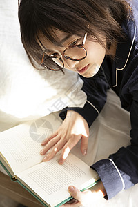 翻开书阅读的年轻女子背景图片