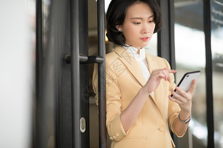 站在公司门口的都市办公女性女强人高清图片素材