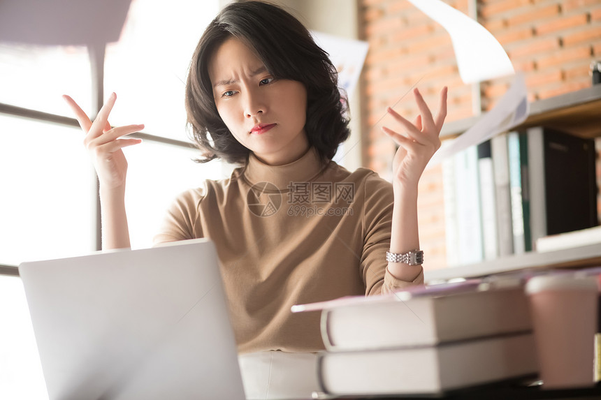 苦恼的商务女性图片