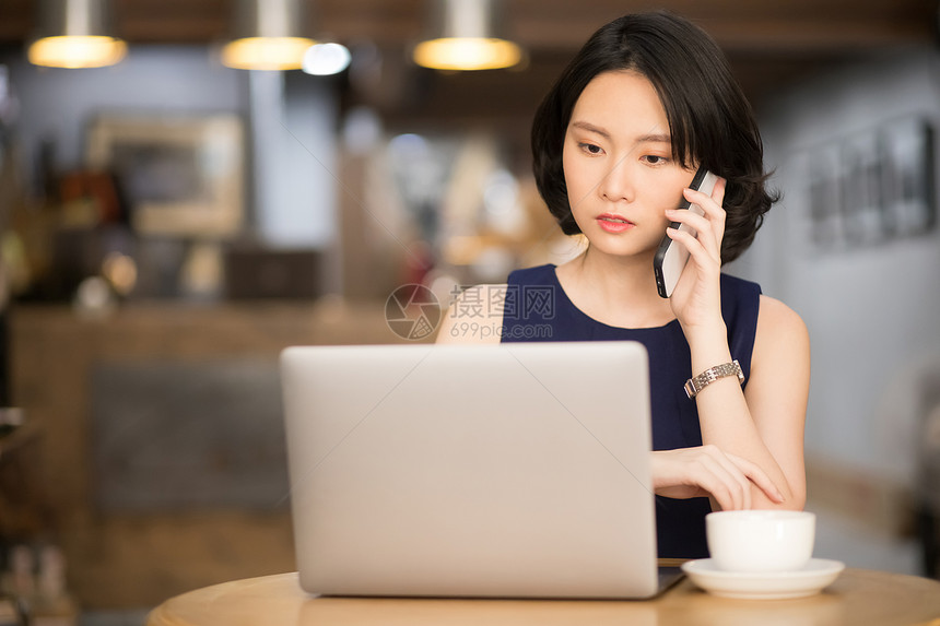 咖啡馆接听电话的商务女性图片