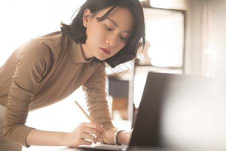 思考设计的青年女性图片