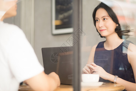 咖啡馆约会的商务女性高清图片
