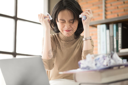 烦躁苦恼的商务职业女性图片