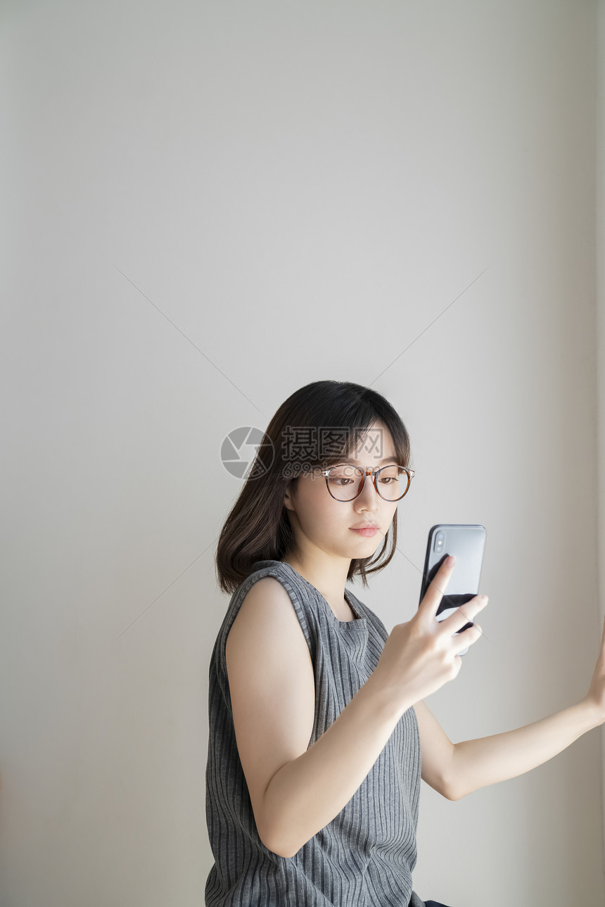 女性使用手机图片