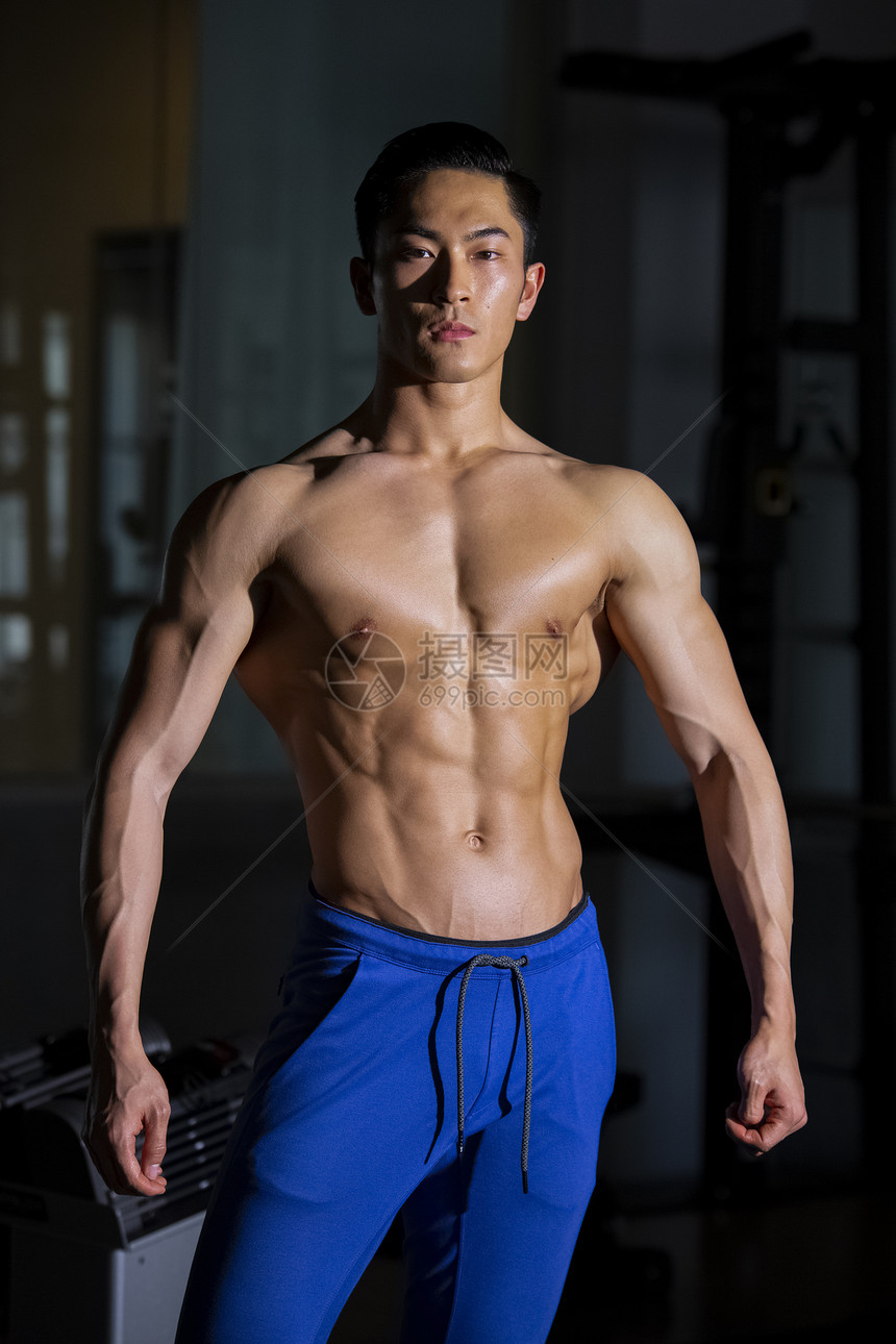 健身房肌肉男性形象图片