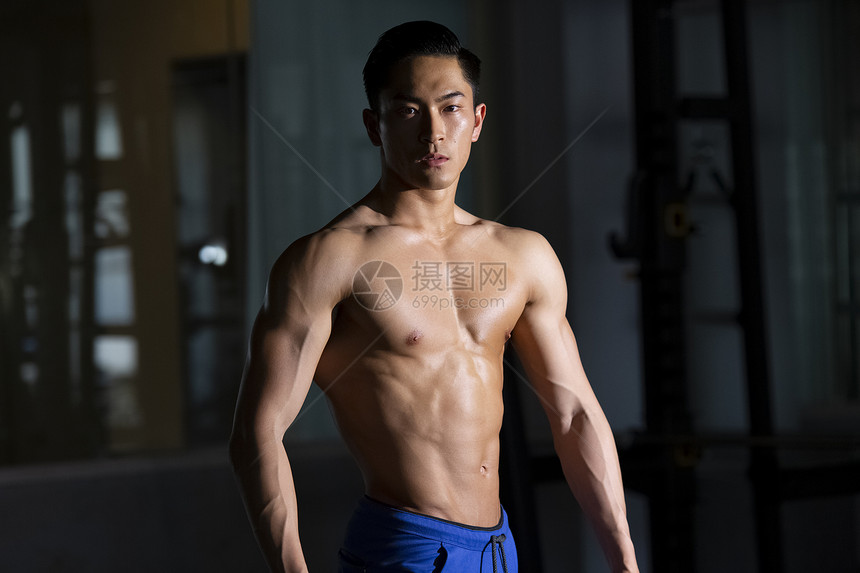  运动男性肌肉展示图片