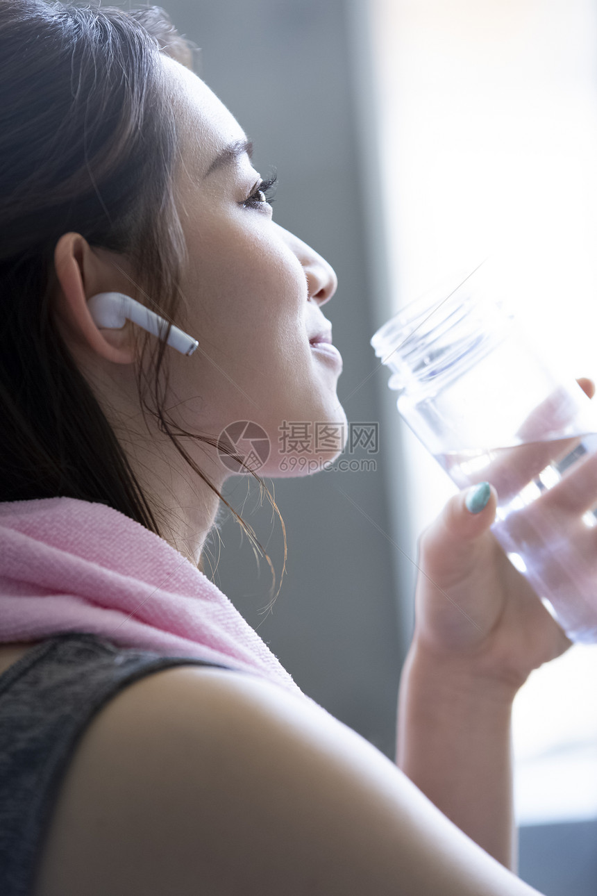 健身房锻炼的青年男女图片