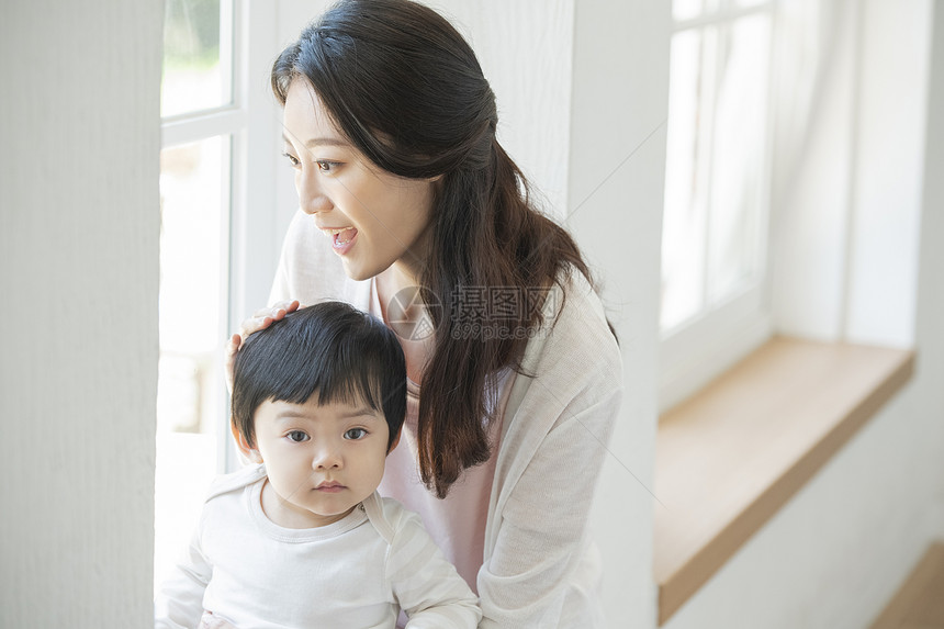 居家的可爱小朋友和年轻妈妈图片