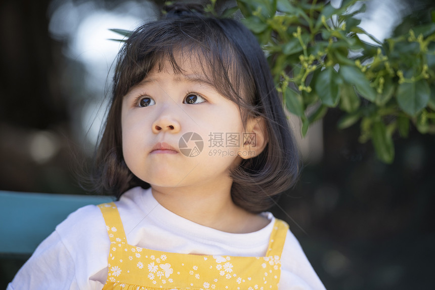 居家的可爱小朋友和年轻妈妈图片