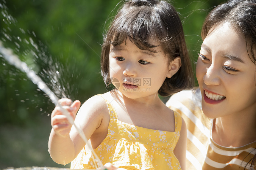 夏天户外玩水的母亲和女儿图片