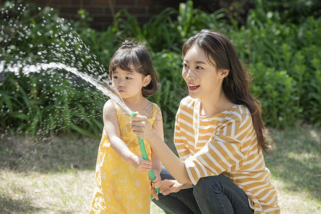 夏天户外玩水的母女俩图片