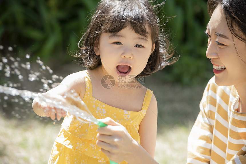 夏天户外玩水的母女俩图片