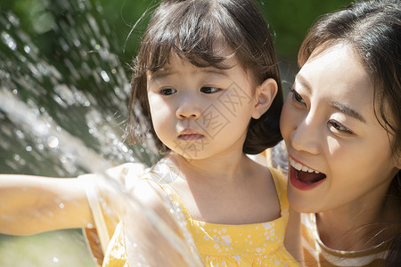 夏天户外玩水的母女俩图片