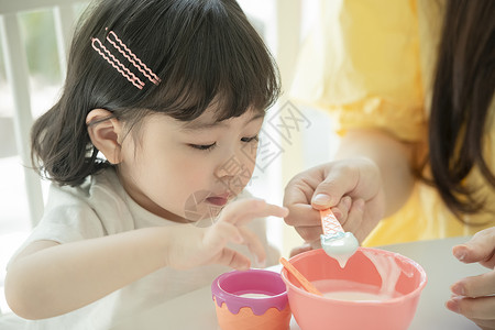 吃饭的小女孩图片