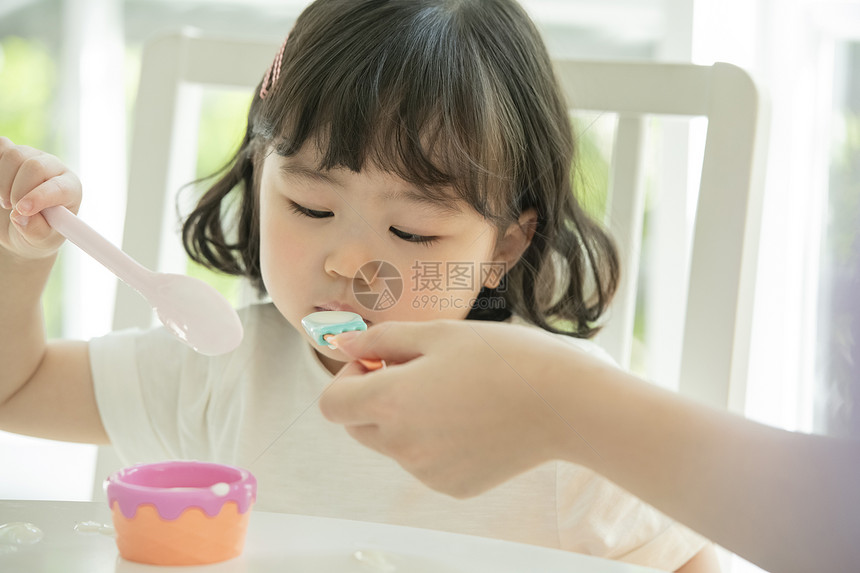 喝酸奶的小女孩图片