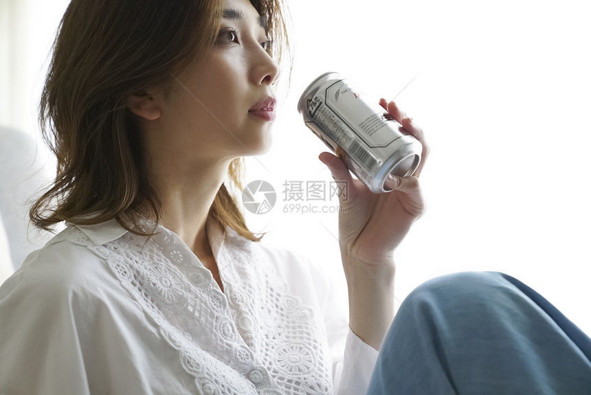 居家独自喝酒的女青年图片