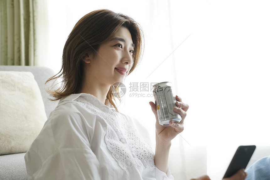 居家独自喝酒的女青年图片