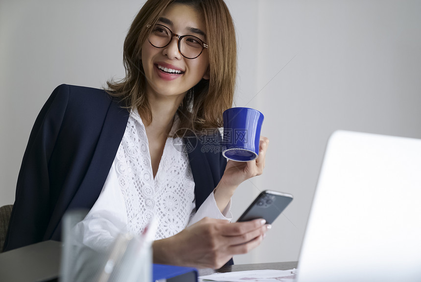 商务女性办公肖像图片