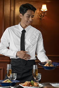 上菜的男服务员图片