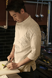 厨房处理食材切菜的厨师图片