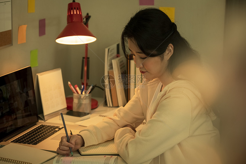 深夜复习功课的女大学生图片