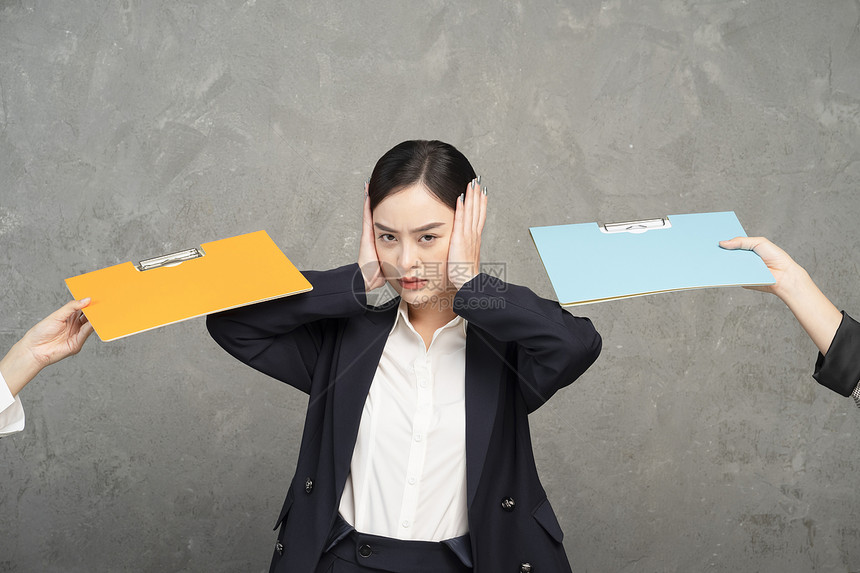 年轻的商务都市白领女孩图片