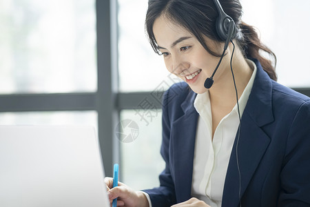 带着耳麦的女性客服背景图片