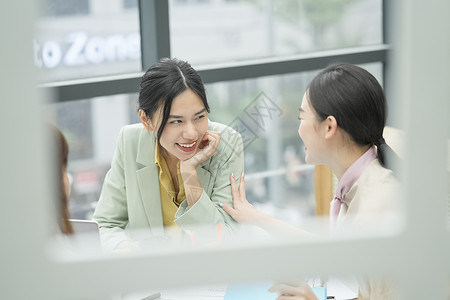 办公室交谈聊天的商务女性图片