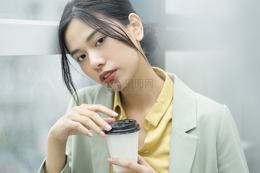 拿着咖啡的青年商务女性图片