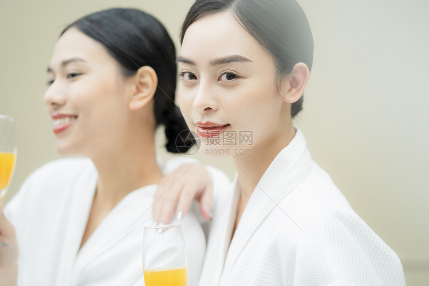 女性spa理疗拿着果汁的年轻女子图片