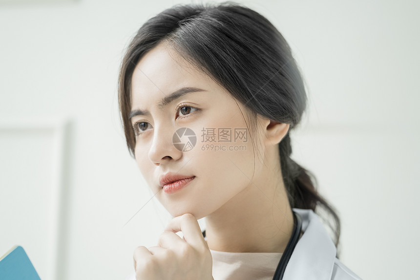 思考的女性医生图片