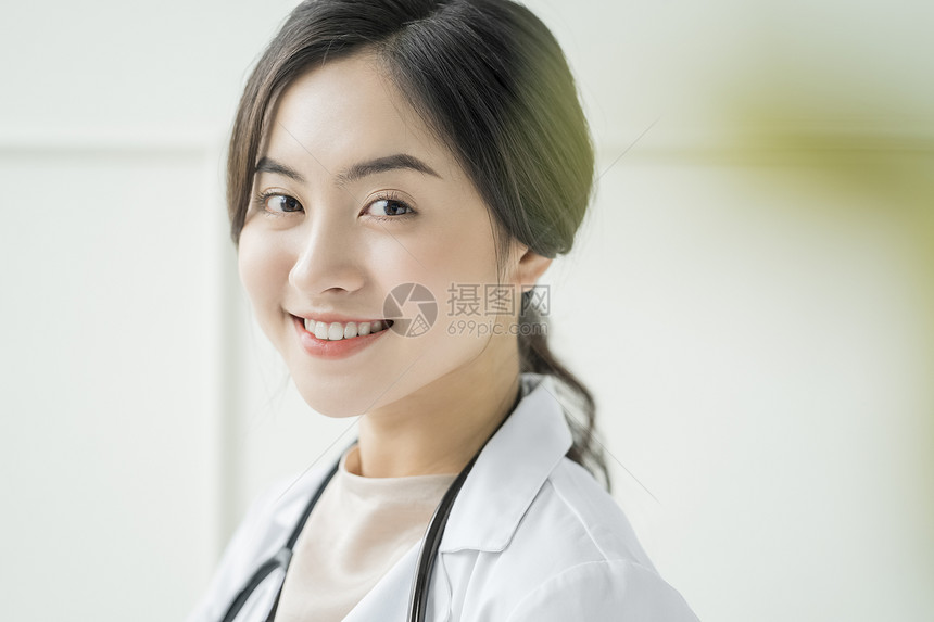 微笑亲和的年轻女医生图片