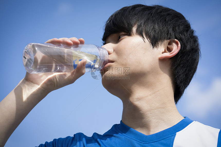 早晨精美半身照男人喝水图片