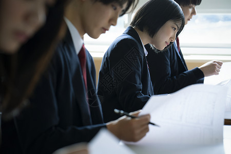 答案纸女模特亚洲人学生在教室里学习图片