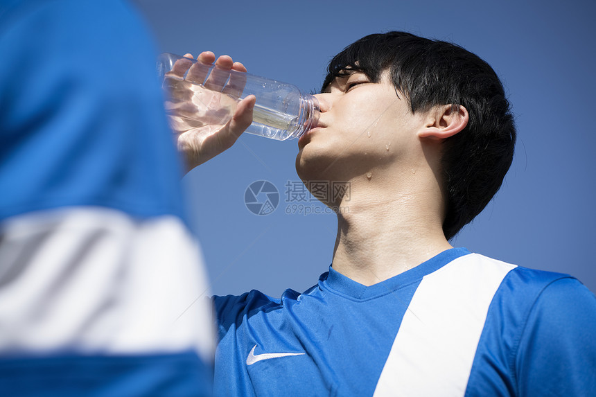 喝水的青年男子图片