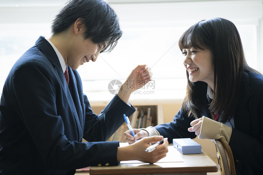 在认真上课的同学们图片