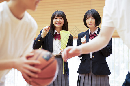 日本校服篮球场边为打篮球男生加油的女同学背景