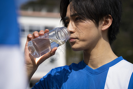 喝水的的男高中生图片
