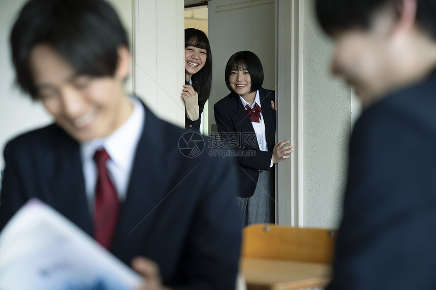 教室门口的女高中生图片