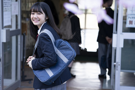 背着包上学的高中女生图片