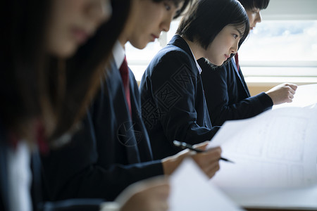 教室里学习的学生图片