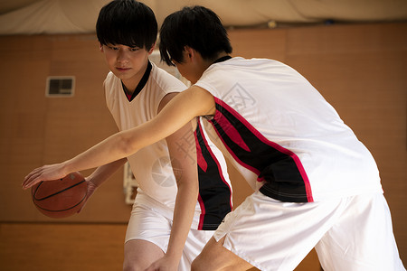 男子打篮球两个男孩打篮球高清图片