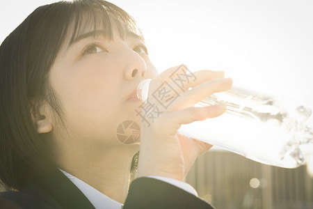 喝水的高中生图片