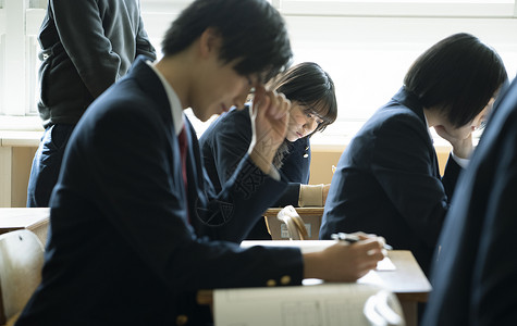 学生在教室里学习考试高清图片素材