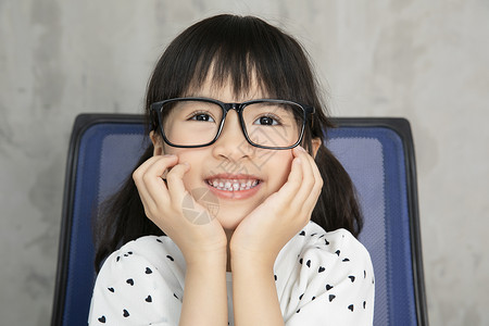 可爱的小女孩戴着黑框眼镜图片